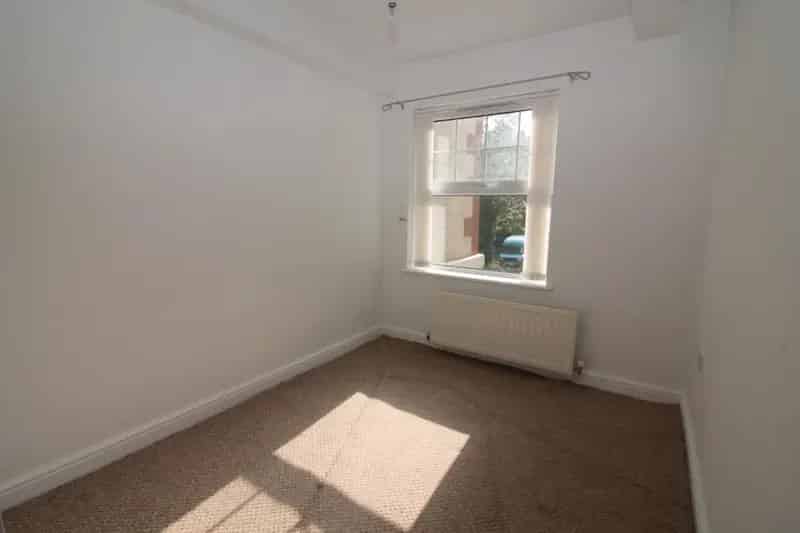 2 Bed Apartment Popular Residential Area Double Glazing Gas Central Heating