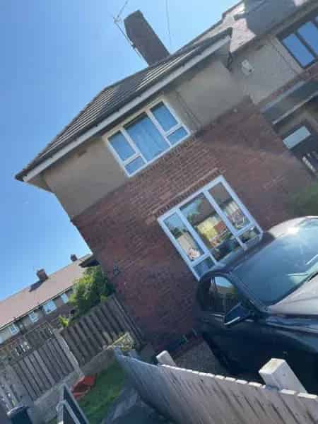End Terrace House Near Transport Links and Schools