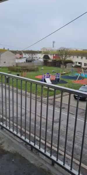 Large 2 Bed Flat Near Park Top Floor New Kitchen and Windows