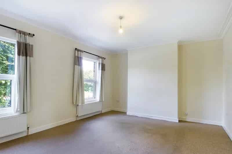 4 Bedroom House Near Rail Station and Town Centre