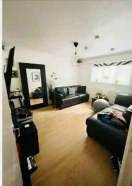 Flat For Rent in Castle Point, England