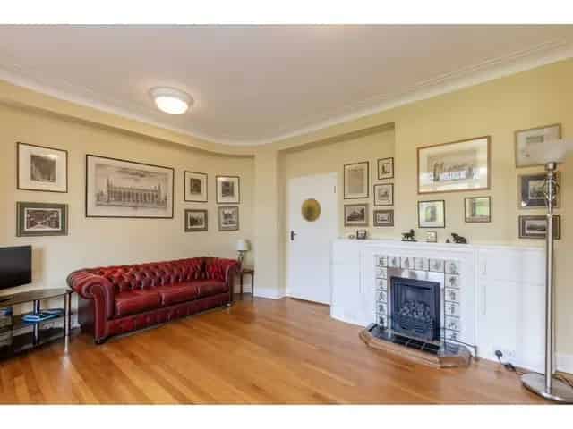 3 Bedroom Art Deco Flat for Sale - Private Garage & Communal Gardens