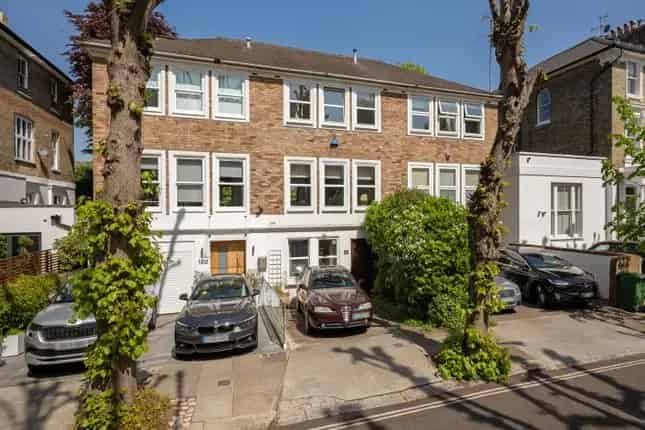 Townhouse for Sale in Hampstead Village London