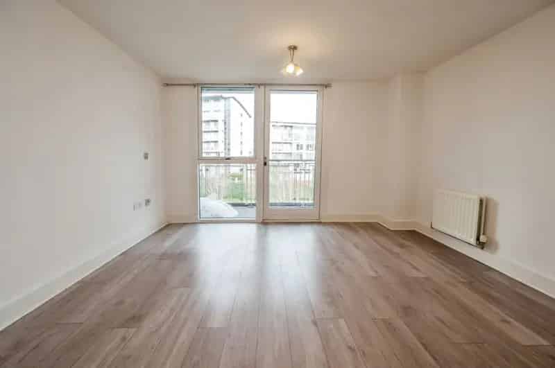 City Centre Apartment - 2 Beds - Balcony - Allocated Parking - No Upward Chain