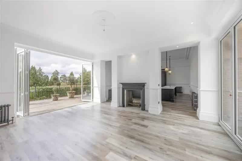 6 bedroom detached house for sale