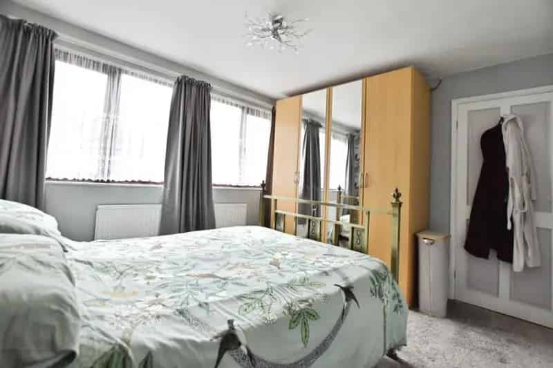 4 Bed Family Home Near Amenities and Transport Links