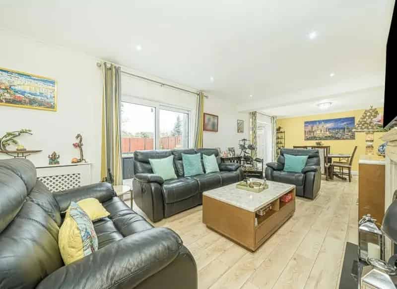 Four Bedroom Semi Detached House with Parking and Garden