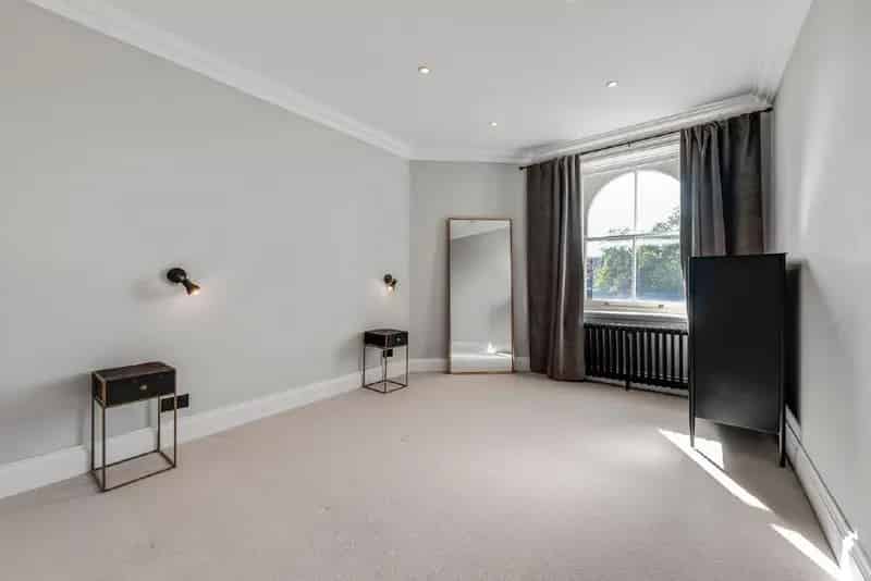 Two Bedroom Apartment in Mansion Block - Newly Renovated