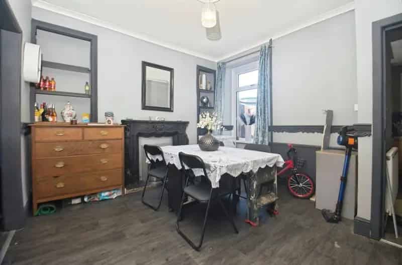 4 Bedroom Semi-Detached House Near Amenities and Schools