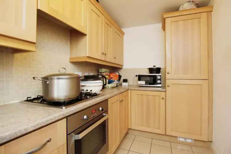 Spacious 3-Bed Townhouse Corby Modern Kitchen En-Suite Garage