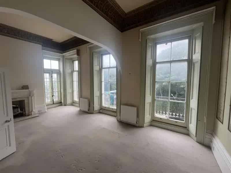 3 Bedroom Apartment with Sea Views in Sussex Square Brighton