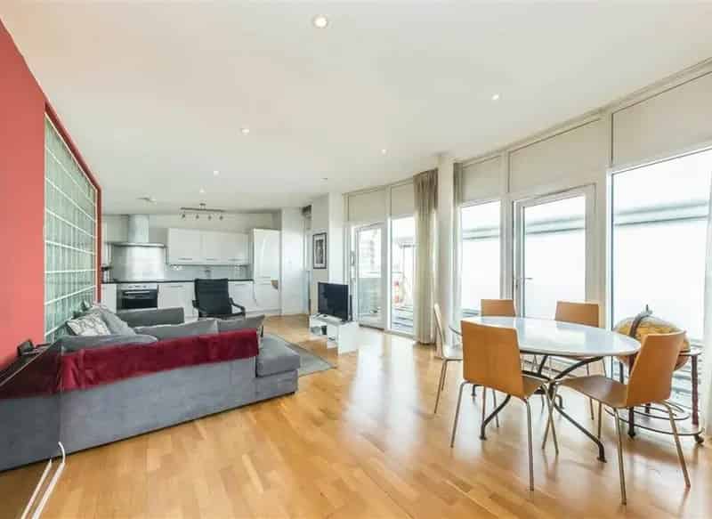 2 Bed 2 Bath Penthouse Apartment with Canal Views