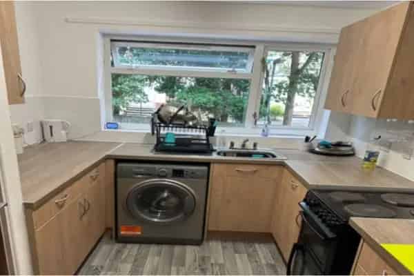 1 Bedroom House Near Train Station Shops Schools