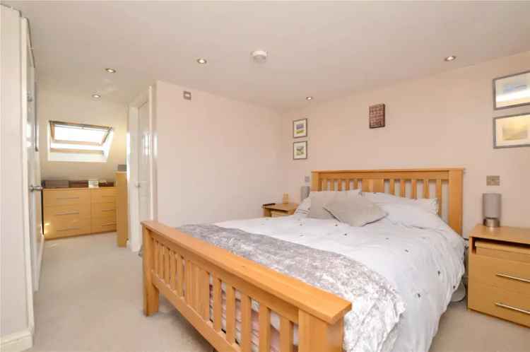 House For Sale in Leeds, England