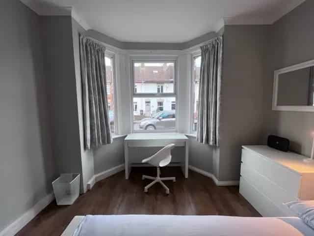 Double Room in Luxury Taunton House Share - Bills Included