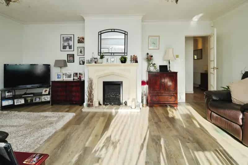 2 Bed House with Garden and Off-Road Parking