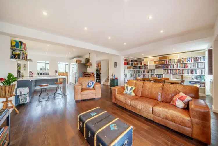 Flat For Sale in London, England