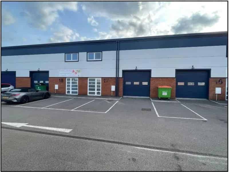Terrace Unit with High Loading Capacity and First Floor Offices