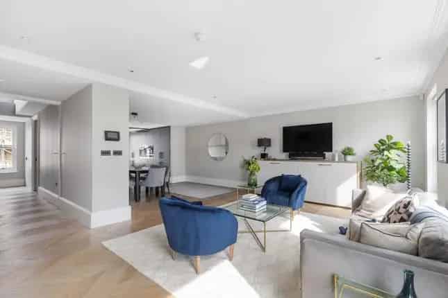 Flat for sale in Gloucester Road, London SW7