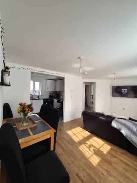 2 Bedroom Ground Floor Flat with Private Garden and Parking