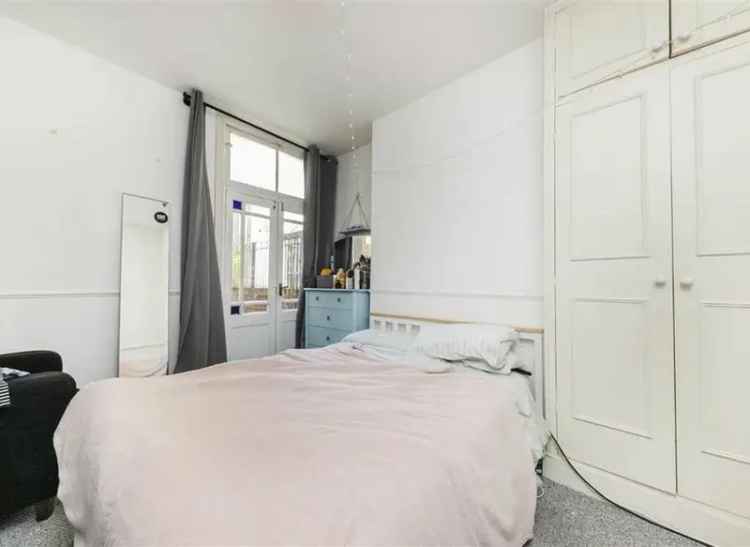 Spacious Period Conversion Ground Floor Flat Near Clapham Common