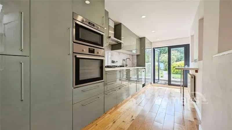 2 Bed House for Sale Near Schools and Shops