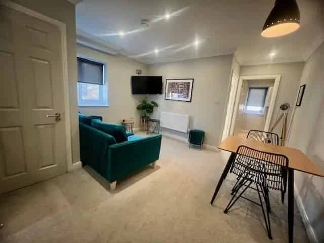 One Bedroom Apartment with Office Space Near City Centre
