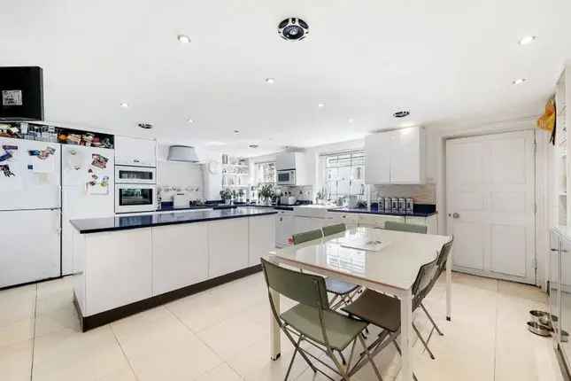 5 Bedroom House for Sale in Clapham Road Oval London SW9