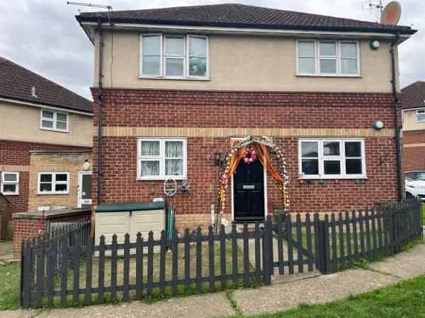 2 Bedroom Ground Floor Flat Near Shops and Schools
