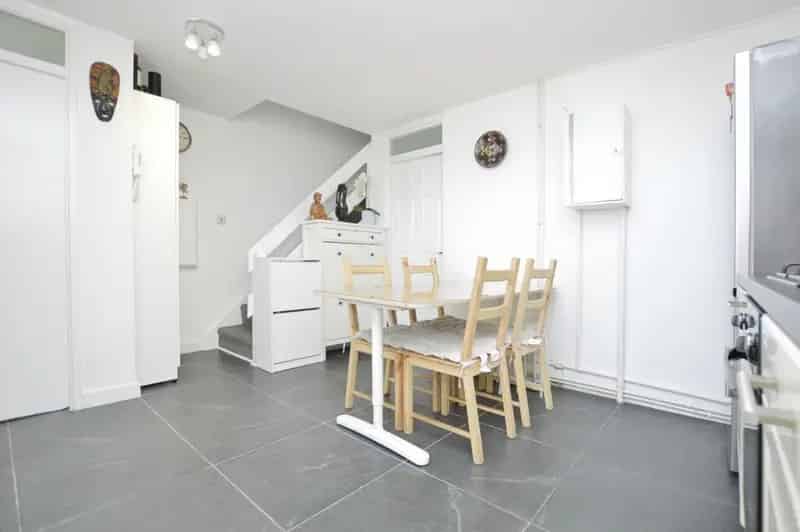 3 bedroom Flat
 For Sale 
Total Size: 862 SQ FT