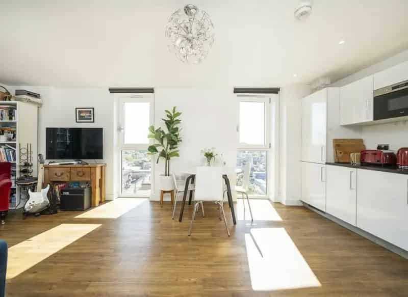 3 Double Bedroom Apartment with Panoramic City Views Near Station