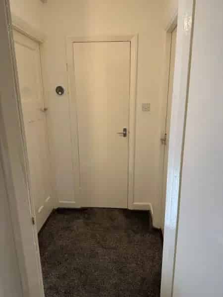 1 Bedroom Flat with Private Garden Near Shops and Transport Links