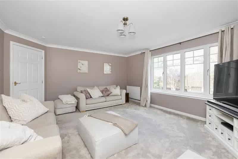 4 Bed House - Detached with 2 Reception Rooms
