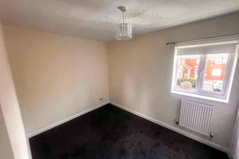Three Bed Terraced House Near Amenities and Schools
