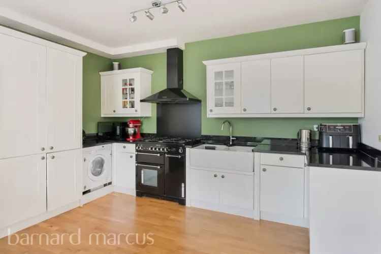 Stunning 2-Bed Split Level Apartment in Epsom Woodcote Area