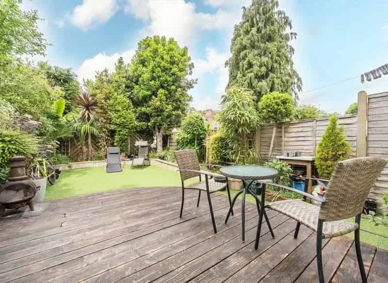 Six Double Bedroom Family Home in Furzedown