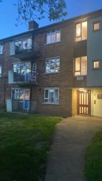 2-Bedroom Flat with Balcony and Communal Garden