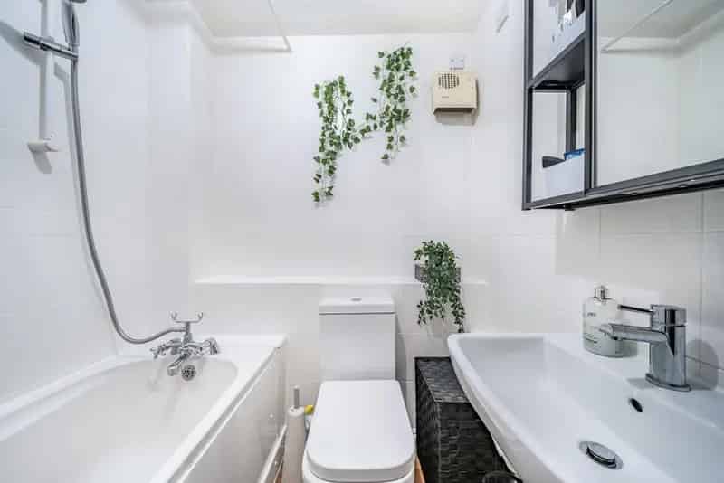 Refurbished 2-Bedroom Flat with 2 Bathrooms Ample Storage