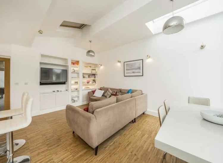 Maisonette For Sale in London, England