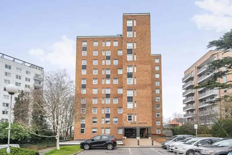 Two Bedroom Apartment in Richmond with Richmond Park Views