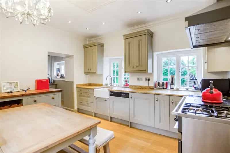 6 Bedroom Detached House for Sale