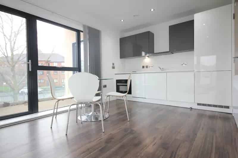 2 Bedroom Apartment with Parking and Balcony - Jewellery Quarter
