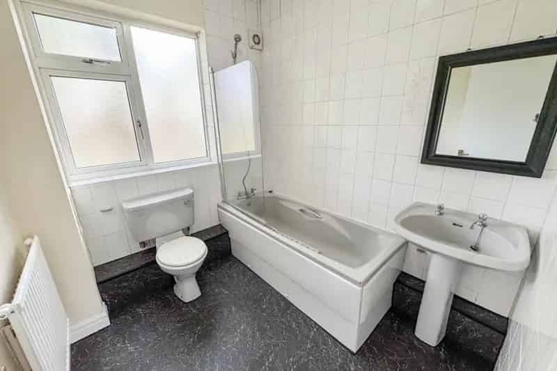 2 Bedroom Flat for Sale in Oakwood - Great for First Time Buyers and Investors