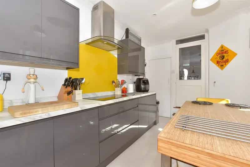 3 Bedroom Semi-Detached House Near Beach