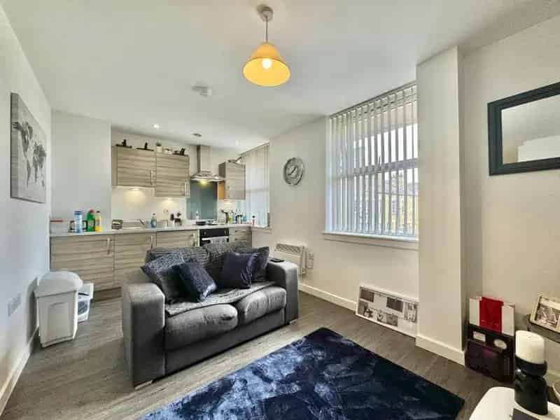 1 Bedroom Flat for Sale in Barnsley - Modern Apartment near Train Station
