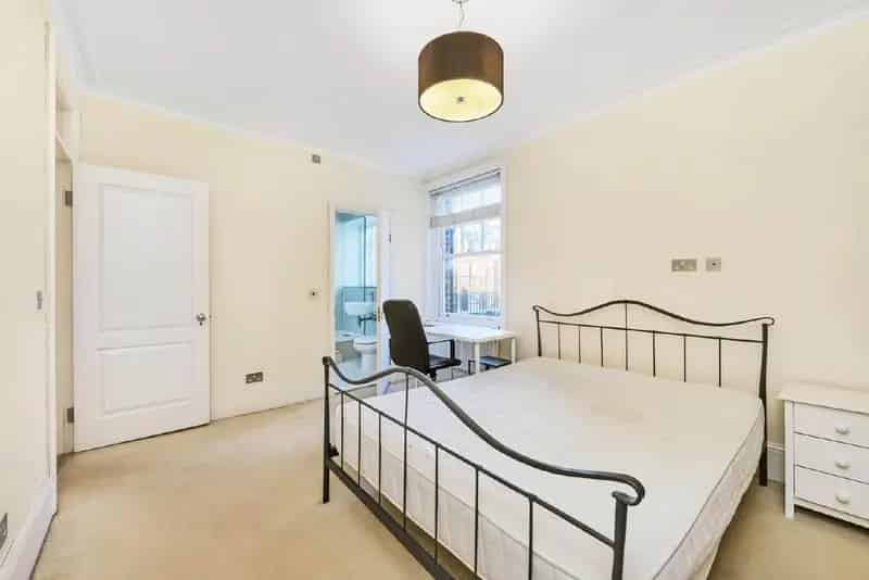 Spacious 3-Bedroom Apartment in Victorian Mansion Block