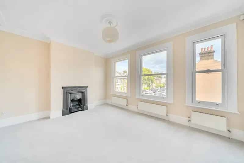 Four Double Bedroom Victorian House near Pelham Primary School