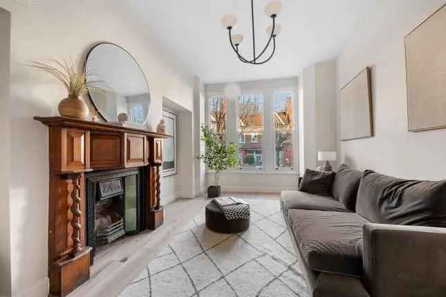 End terrace house for sale in Holmbury View, London E5