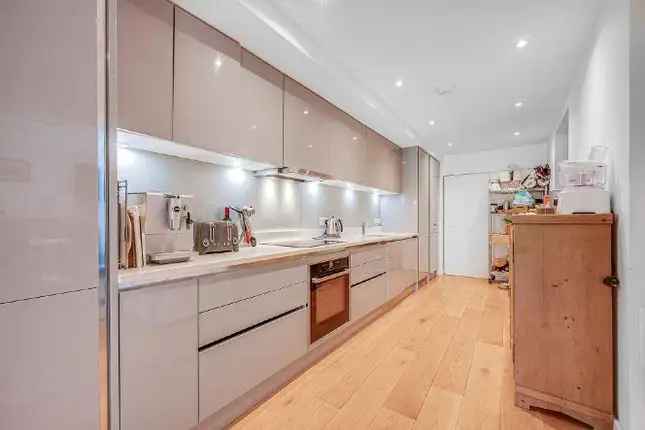 2 Bedroom Flat for Sale in London W9 with Private Garden