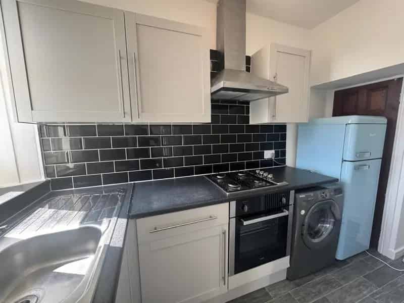 2 Bedroom Mid Terrace House Near Motorway and Train Station